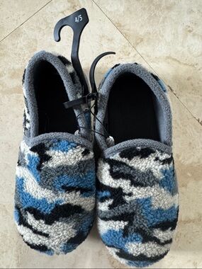 Cozy Boy’s Slippers lined on the inside and a rubber sole.